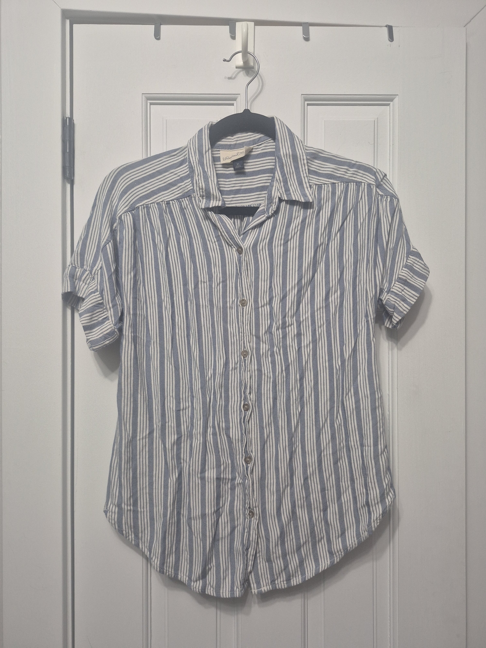 Universal Thread Blue and White Vertical Stripe Short-Sleeve Button-Up Shirt